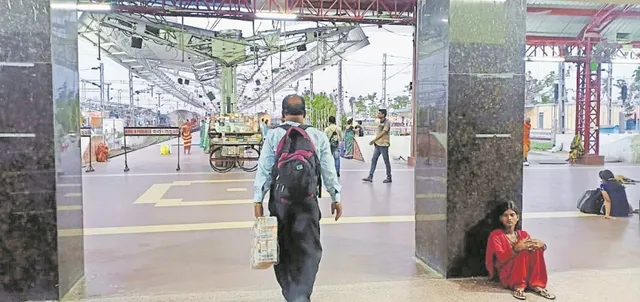 ବାତ୍ୟା ବିଧ୍ବସ୍ତ ପୁରୀ ରେଳ ଷ୍ଟେସନ ଏବେ ବି ଅସଜଡ଼ା : ମୁଣ୍ଡ ଉପରେ ରଥଯାତ୍ରା, ନିର୍ମାଣ ହୋଇନି ପ୍ଲାଟଫର୍ମ ଛାତ, ବର୍ଷା ହେଲେ ସ୍ଥିତି ବେହାଲ୍‌