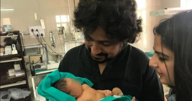 ଟୁଇଟରର ସାହାଯ୍ୟ ନେଇ ରାସ୍ତା କଡ଼ର ଅଳିଆ ଗଦାରେ ପଡ଼ିଥିବା ଶିଶୁକନ୍ୟାକୁ ଆପଣାଇଲେ ଭାରତୀୟ ସାମ୍ବାଦିକ ଦମ୍ପତ୍ତି