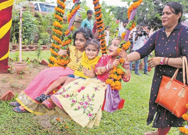 ଆଜି ପହିଲି ରଜ, ବରାଦରେ ଝାଉଁ କାଠ ପୋଡ଼ା ପୋଡ଼ ପିଠା