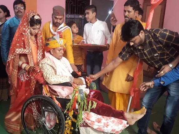 ଛିଡା ହେବା ପାଇଁ ବର ସକ୍ଷମ ନ ଥିବାରୁ ହୁଇଲ ଚେୟାରରେ ବସାଇ ଅଗ୍ନିକୁ ସାକ୍ଷୀ ରଖି ସାତଫେରା ନେଲେ କନ୍ୟା