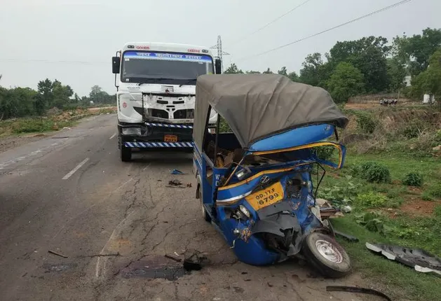 ସମ୍ବଲପୁର: ଅଟୋକୁ ଶକ୍ତ ଧକ୍କା ଦେଲା ଦ୍ରୁତଗାମୀ ଟ୍ରକ, ୩ ଗୁରୁତରଙ୍କ ମଧ୍ୟରୁ ଜଣଙ୍କ ଅବସ୍ଥା ସଂକଟାପନ୍ନ