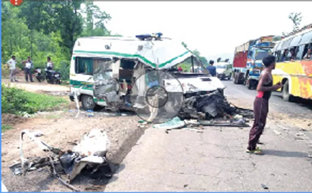 ଆମ୍ବୁଲାନ୍ସ ଓ ବାଇକ୍‌କୁ ଧକ୍କା ଦେଲା ଟ୍ରକ୍, ୬ ଗୁରୁତର