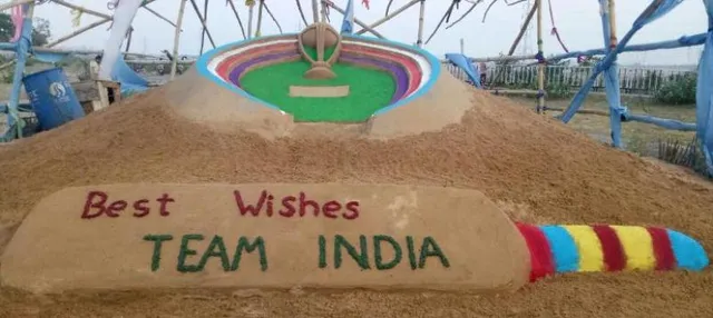 କଟକ ନେତାଜୀ ସେତୁ ନିକଟରେ କ୍ରିକେଟ ବିଶ୍ୱକପ୍‌ ଅବସରରେ ଟିମ୍‌ ଇଣ୍ଡିଆର ଶୁଭକାମନା ଜଣାଇ ଶିଳ୍ପୀ ସିଦ୍ଧାର୍ଥ ବେହେରାଙ୍କ ଦ୍ୱାରା ନିର୍ମିତ ବାଲୁକାକଳା। (ଫଟୋ: ସୌମ୍ୟ)