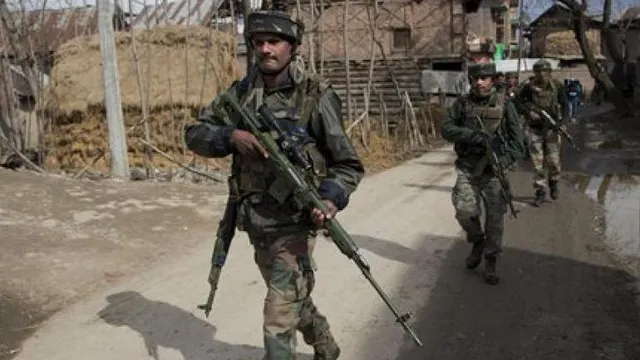 ପୁଲ୍‌ଓ୍ଵାମାରେ ଏନ୍‌କାଉଣ୍ଟର୍‌: ଚାରି ଆତଙ୍କବାଦୀ ନିହତ, ସେମାନଙ୍କ ମଧ୍ୟରେ ଜଣେ ପୂର୍ବତନ ପୁଲିସ କର୍ମଚାରୀ