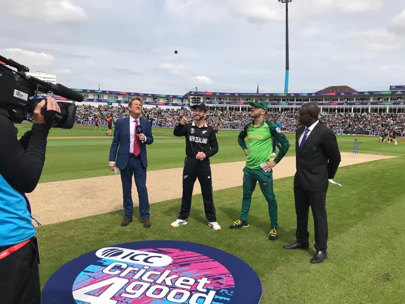 ବିଶ୍ୱକପ କ୍ରିକେଟ : ଟସ ଜିଣି ଦକ୍ଷିଣ ଆଫ୍ରିକାକୁ ବ୍ୟାଟିଂ ପାଇଁ ଆମନ୍ତ୍ରଣ କଲା ନ୍ୟୁଜିଲାଣ୍ଡ, ଓଭର ସଂଖ୍ୟା ୪୯କୁ ହ୍ରାସ