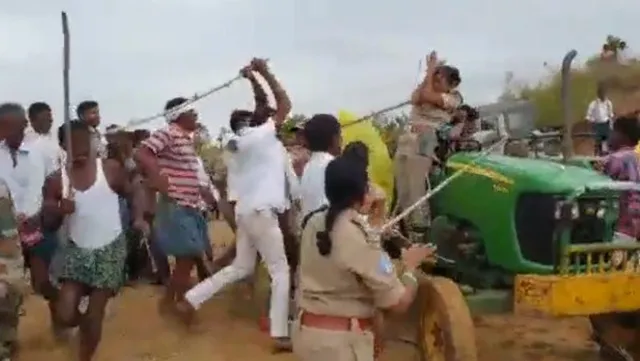 ଟିଆର୍‌ଏସ୍‌ ବିଧାୟକଙ୍କ ଭାଇଙ୍କ ଗୁଣ୍ଡାଗର୍ଦି, ବୃକ୍ଷରୋପଣ ପାଇଁ ଯାଇଥିବା ମହିଳା ଅଧିକାରୀଙ୍କୁ ନିସ୍ତୁକ ପିଟିଲେ