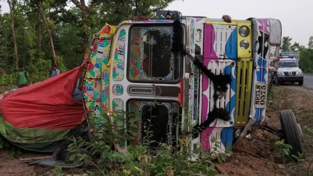 ଚକା ଫାଟିଯିବାରୁ ଓଲଟି ପଡ଼ିଲା ରସୁଣ-ପିଆଜ ଟ୍ରକ୍‌: ଡ୍ରାଇଭର୍‌ ମୃତ