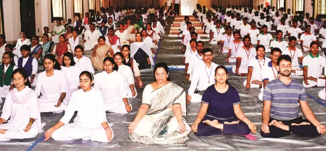 ଆୟୁଷ ନିର୍ଦେଶାଳୟ ପକ୍ଷରୁ ଯୋଗ ଦିବସ, ବିଭିନ୍ନ ସ୍ଥାନରେ ସାମିଲ ହେଲେ ୩ ହଜାରରୁ ଅଧିକ