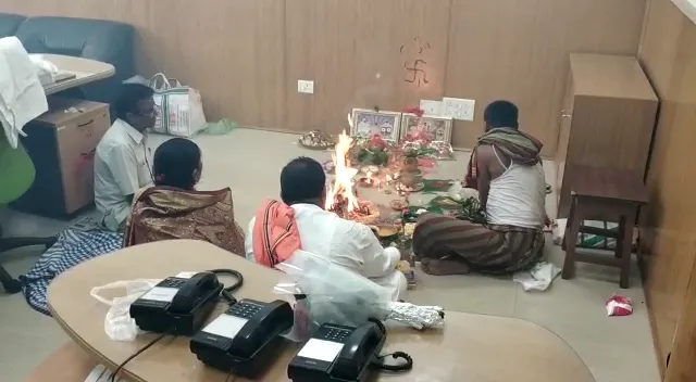 ସଚିବାଳୟରେ ପତ୍ନୀଙ୍କ ସହ ଗ୍ରହଶାନ୍ତି ପୂଜା କଲେ ବାଣିଜ୍ୟ ମନ୍ତ୍ରୀ ପଦ୍ମନାଭ ବେହେରା