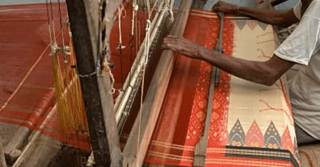 କୋଟପାଡ଼ର ବୁଣାକାରଙ୍କୁ ଯୋଗାଇ ଦିଆଯିବ କଞ୍ଚାମାଲ: ମନ୍ତ୍ରୀ