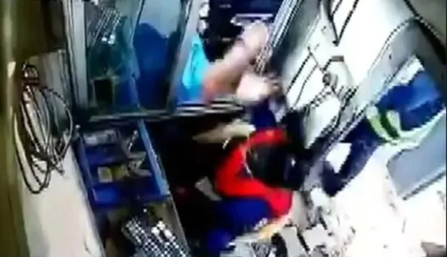 ଟୋଲ ମାଗିବାରୁ ମହିଳା କର୍ମଚାରୀଙ୍କୁ ମାଡ଼ ମାରିଲେ ଗାଡ଼ି ଚାଳକ, ସିସିଟିଭିରେ କଏଦ ହେଲା ଭିଡିଓ