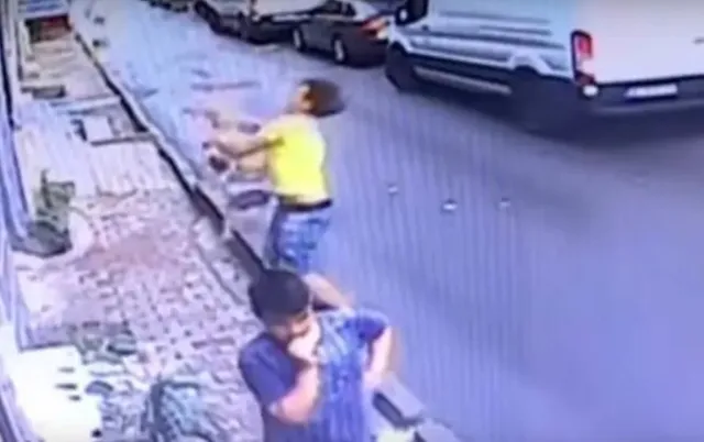 ତଳକୁ ଖସି ପଡ଼ୁଥିବା ୨ବର୍ଷୀୟ ଶିଶୁକନ୍ୟାକୁ ଏଭଳି ବଞ୍ଚାଇଲେ ଯୁବକ, ଭିଡିଓରେ ଦେଖନ୍ତୁ ସେ ସମୟର ଦୃଶ୍ୟ