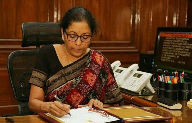 ସଂସଦରେ ସମ୍ବଲପୁରୀ ଶାଢ଼ି ପିନ୍ଧି ନଜର ଆସିଲେ ଅର୍ଥମନ୍ତ୍ରୀ ନିର୍ମଳା ସୀତାରମଣ, ଟୁଇଟ୍ କଲେ ଧର୍ମେନ୍ଦ୍ର