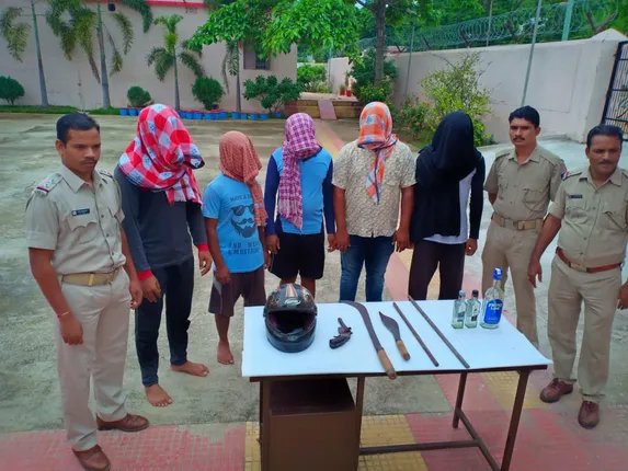 ଗଂଜାମ: ଡକାୟତି ଯୋଜନା ବିଫଳ, ବୋମା-ମାରଣାସ୍ତ୍ର ସମେତ ୫ ଡକାୟତ ଗିରଫ