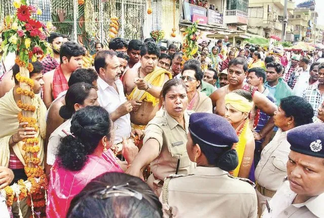 ଲାଗି ହେଲା ପୋଡ଼ପିଠା, ସମର୍ପଣ ବେଳେ ଦୁଇପକ୍ଷ ମୁହାଁମୁହିଁ