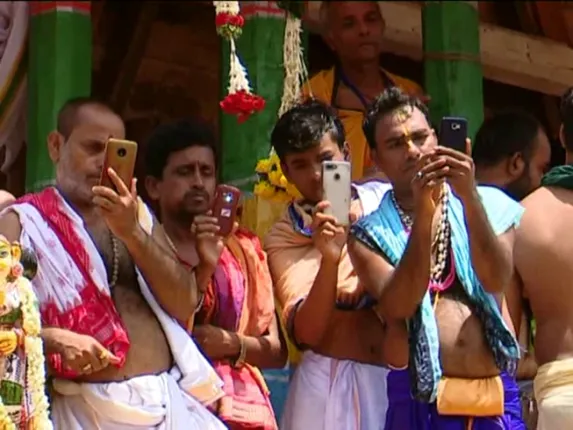 ରଥ ଉପରେ ମୋବାଇଲ୍‌, ଟାଣି ନେଲେ ଟାହିଆ