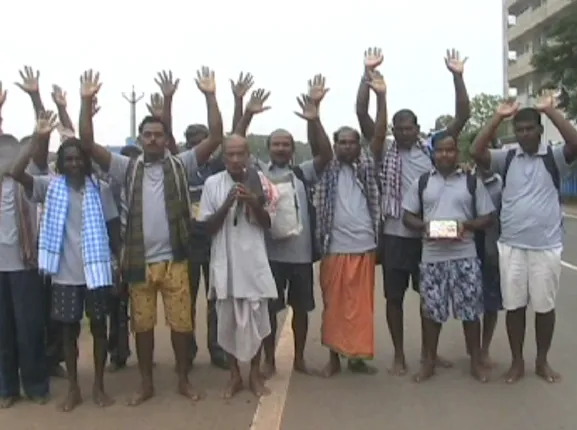 ଜଗନ୍ନାଥଙ୍କ ଆଶୀର୍ବାଦରୁ କୌଣସି ବାଧାବିଘ୍ନ ହୋଇ ନଥାଏ, ୧୦ ବର୍ଷ ହେଲା କେନ୍ଦ୍ରାପଡ଼ାରୁ ପାଦରେ ଚାଲି କାଳିଆ ଦର୍ଶନ ପାଇଁ ପୁରୀ ଆସୁଛନ୍ତି ୮୦ ବର୍ଷିଅ ବୃଦ୍ଧ