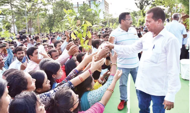 ୫୦ ହଜାର ଗଛ ପୋତିଲେ କିଟ୍ ଓ କିସ୍ କର୍ମଚାରୀ