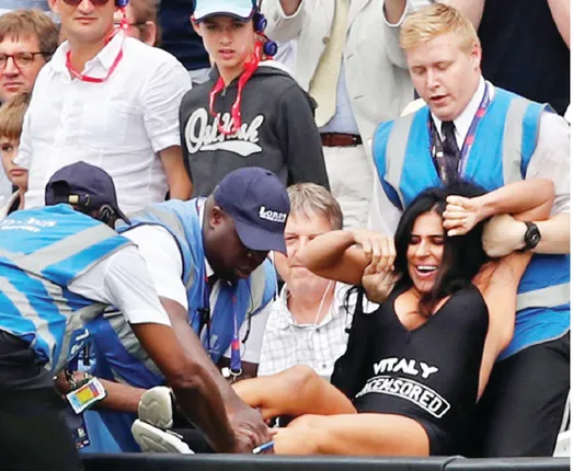 ପିଚ୍‌ରେ ଅନୁପ୍ରବେଶକାରୀ, ଫାଇନାଲ୍‌ ବାଧାପ୍ରାପ୍ତ