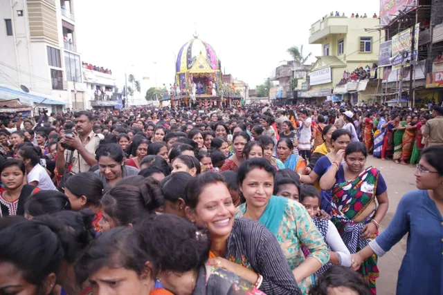 ମା’କୁ ସମ୍ମାନ ଓ ନାରୀ ଶକ୍ତିର ଅନନ୍ୟ ନିଦର୍ଶନ: ବାରିପଦାରେ କେବଳ ମହିଳା ଟାଣିଲେ ଦେବୀ ସୁଭଦ୍ରାଙ୍କ ରଥ