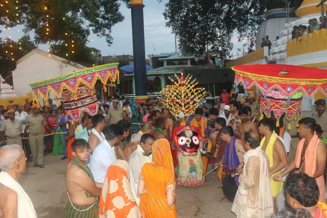 ବଡ଼ଦାଣ୍ଡରେ ରଥ ଉପରୁ ଭକ୍ତଙ୍କୁ ଦର୍ଶନ ଦେଲେ ମହାବାହୁ, ରଥ ଟାଣିବାକୁ କାଲିକୁ ଅପେକ୍ଷା