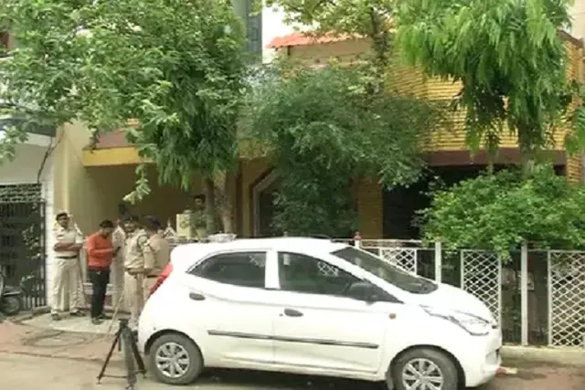 ଯୋଗାଣ ନିଗମ ଅଧିକାରୀଙ୍କ ଘରେ ଚଢ଼ାଉ ପାଇଁ ଲୋକାୟୁକ୍ତଙ୍କ ଟିମ୍ ପହଞ୍ଚିବା ମାତ୍ରେ, ମହିଳାମାନେ ଟଙ୍କା ଭର୍ତ୍ତି ବ୍ୟାଗ ବାହାରକୁ ଫିଙ୍ଗି ଦେଲେ