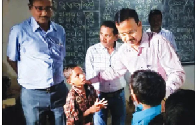 ଉଦ୍ଧାର ଛାତ୍ରଛାତ୍ରୀଙ୍କୁ ଭେଟିଲେ ଜିଲ୍ଲାପାଳ