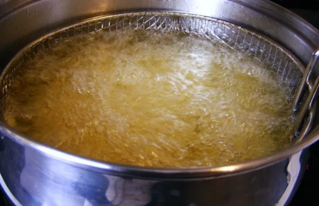 ପ୍ରାତଃ ଭୋଜନ ପାଇଁ ହୋଟେଲରେ ପହଞ୍ଚିଲେ ବ୍ୟବସାୟୀ, ଖାଦ୍ୟ ନ ଦେଇ ମୁହଁରେ ଗରମ ତେଲେ ଢ଼ାଳିଦେଲା ରୋଷେୟା