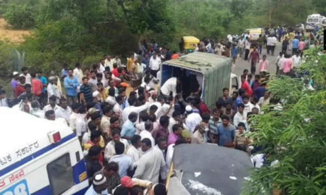 କର୍ଣ୍ଣାଟକ: ସଡ଼କ ଦୁର୍ଘଟଣାରେ ୧୨ ମୃତ, ୨୦ ଆହତ