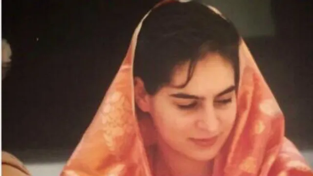 #ଶାଢ଼ି ଟୁଇଟର ଚ୍ୟାଲେଞ୍ଜରେ ସାମିଲ ହେଲେ ପ୍ରିୟଙ୍କା ଗାନ୍ଧି ଭଦ୍ରା, ସେୟାର କଲେ ୨୨ବର୍ଷ ପୁରୁଣା  ବିବାହ ବେଳର ଫଟୋ