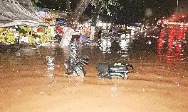 ଘଣ୍ଟାକରେ ଭାସିଲା : ୧୬.୫ମିମି ବର୍ଷା ପାଣି ବି ନାକେଦମ୍ କଲା, ବିଏମ୍‌ସି ଓ ପୂର୍ତ୍ତ ବିଭାଗ ପ୍ରସ୍ତୁତି ଫେଲ୍‌ ମାରିଲା