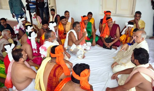 ରଥଯାତ୍ରା ନେଇ ଦଇତାପତିଙ୍କ ସହ ଆଲୋଚନା କଲେ ଗଜପତି ମହାରାଜ