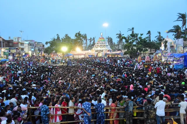 ଆଡ଼ପ ମଣ୍ଡପରେ ମହାପ୍ରଭୁଙ୍କ ସଂଧ୍ୟା ଦର୍ଶନ, ୨ ଲକ୍ଷରୁ ଅଧିକ ଶ୍ରଦ୍ଧାଳୁଙ୍କ ସମାଗମ