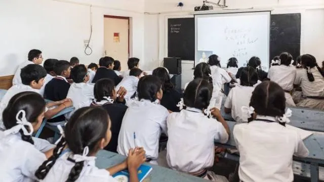 ହାଇସ୍କୁଲରେ ଏମିତି ଚାଲିଛି ଧନ୍ଦାମୂଳକ ଶିକ୍ଷା : ପାଠ୍ୟକ୍ରମ ଅନୁଯାୟୀ ନାହିଁ ପାଠ୍ୟପୁସ୍ତକ