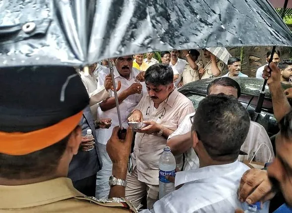 କର୍ଣ୍ଣାଟକ ସଂକଟ ମୁମ୍ବାଇରେ, ବିଦ୍ରୋହୀ ବିଧାୟକଙ୍କୁ ଭେଟି ପାରୁନାହାନ୍ତି ଶିବକୁମାର, ଛକିଛି ପୁଲିସ୍