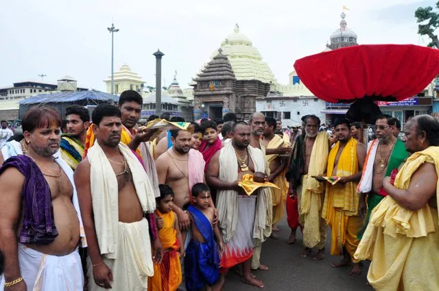 ‘ରାଜପ୍ରସାଦ ବିଜେ’ ନୀତି ସମ୍ପନ୍ନ : ମହାପ୍ରଭୁଙ୍କ ସୁସ୍ଥତା ସଂପର୍କରେ ଅବଗତ ହେଲେ ଗଜପତି