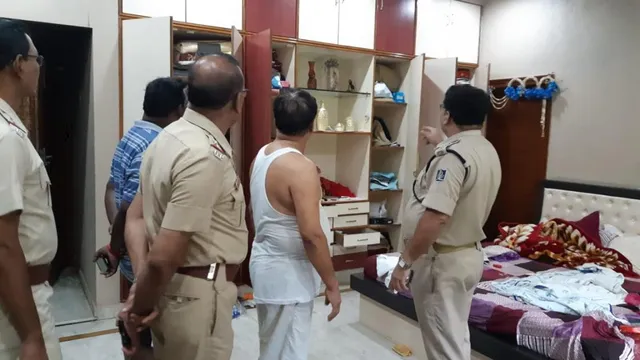 ଝାରସୁଗୁଡ଼ା: ବ୍ୟବସାୟୀଙ୍କ ଘରୁ ଲକ୍ଷାଧିକ ଟଙ୍କାର ସୁନା ଗହଣା ଓ ରୁପା ମୁଦ୍ରା ନେଇ ଗଲେ ୧୨ ଜଣ ଡକାୟତ