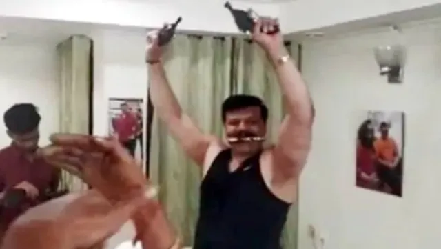 ନିଶାଗ୍ରସ୍ତ ଅବସ୍ଥାରେ ହାତରେ ବନ୍ଧୁକ ଧରି 'ରାଣା ଜୀ ମାଫ କରନା' ଗୀତରେ ନାଚିଲେ ବିଜେପି ବିଧାୟକ, ଭାଇରାଲ ହେଲା ଭିଡିଓ