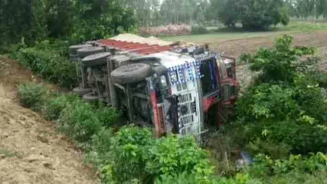 ରାସ୍ତାରେ ଓଲଟିଲା ବିଦେଶୀ ମଦ ପେଟିରେ ଭର୍ତ୍ତି ଟ୍ରକ୍‌, ଲୋକେ ବୋହିନେଲେ ମନଇଚ୍ଛା