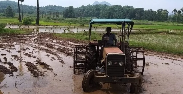 ଚାଷ ପ୍ରତି ମୋହ: ଜମିରେ ଟ୍ରାକ୍ଟର ବୁଲାଇଲେ ଆଠମଲ୍ଲିକ ବିଧାୟକ ରମେଶ ସାଏ