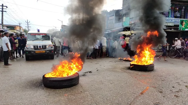 ପାଇପ୍ ଧରି ନଦୀ ପାର୍‌ ବେଳେ ଜୀବନ ଗଲା : ନିଆଁ ଜାଳି ଉତ୍ତ୍ୟକ୍ତ ଲୋକଙ୍କ ରାସ୍ତା ଅବରୋଧ