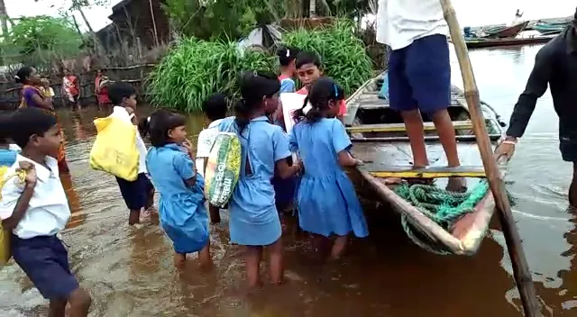 ଗ୍ରାମବାସୀଙ୍କୁ ଡରାଉଛି ଜୁଆର : ଚିଲିକା ତଟବର୍ତୀ ଅରଖକୁଦାରେ ପଶୁଛି ସମୁଦ୍ର ପାଣି, ଲୋକେ ହନ୍ତସନ୍ତ, ଡଙ୍ଗାରେ ସ୍କୁଲ୍‌ ଯାଉଛନ୍ତି ଛାତ୍ରଛାତ୍ରୀ