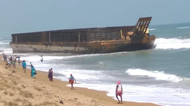 ରାଜହଂସରେ ମାଲେସିଆ ଜାହାଜ : ମରାମତି ହୋଇପାରୁନି, ଦେଖିବାକୁ ବଢ଼ୁଛି ଭିଡ଼