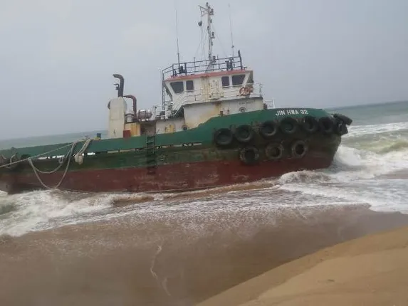 ବିଗୁଡ଼ୁଛି ମାଲେସିଆ ଜାହାଜର ସ୍ଥିତି, ସମୁଦ୍ର ଭିତରକୁ ଖସି ଯାଉଛି କଣ୍ଟେନର୍‌