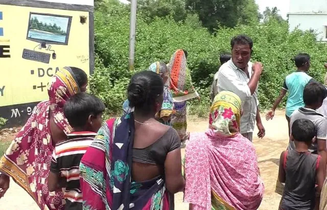 ଶବକୁ ଅପମାନ: ହସ୍‌ପିଟାଲରେ ନାହିଁ ମହାପ୍ରୟାଣ ଗାଡ଼ି, ୨ କିଲୋମିଟର ମୃତଦେହକୁ ବୋହି ନେଲେ ପରିବାର ଲୋକେ