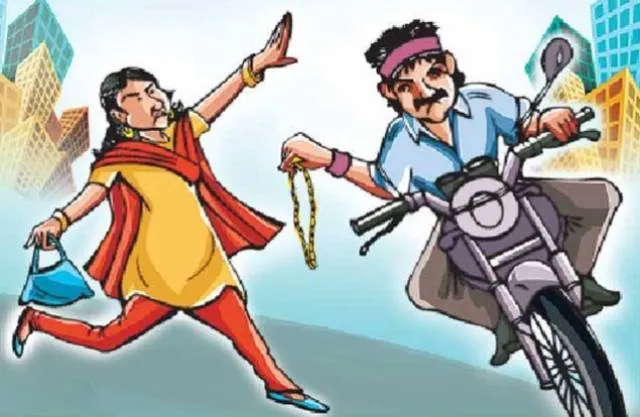 ମଲ୍‌ ସମ୍ମୁଖରେ ମହିଳା ଅଧିକାରୀଙ୍କୁ ଲୁଟ୍‌