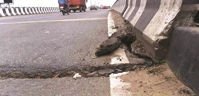 କାଠଯୋଡ଼ି ଆପ୍ରୋଚ ରୋଡ଼ ଦବିଲା