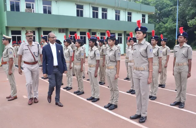 ସ୍ୱାଧୀନତା ଦିବସ: ଗାର୍ଡଅପ ଅନର ଗ୍ରହଣ କରୁଛନ୍ତି ଲାଞ୍ଜିଗଡ଼ସ୍ଥିତ ବେଦାନ୍ତ ଆଲୁମିନା ୟୁନିଟର ସିଓଓ ରାକେଶ ମୋହନ।