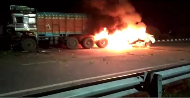 ରାସ୍ତା ଉପରେ ଜଳିଗଲା କାର, କେମିତି ଅଛି ଯାତ୍ରୀଙ୍କ ସ୍ଥିତି ?