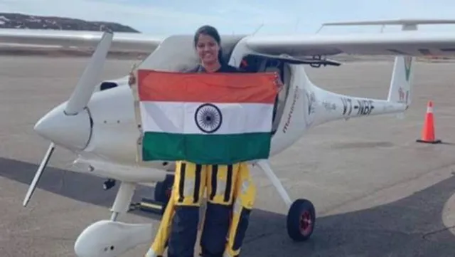 ଏକାକୀ ଦୁଇଟି ମହାସାଗରକୁ  ବିମାନ ଉଡ଼ାଇ ଅତିକ୍ରମ କରିବାରେ ପ୍ରଥମ ମହିଳା ପାଇଲଟ ଆରୋହୀ ପଣ୍ଡିତ